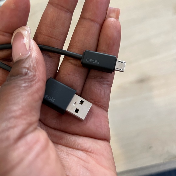 ‼️$65 SALE 🔥 BEATS Wireless Headphones + charging cord - Picture 6 of 7